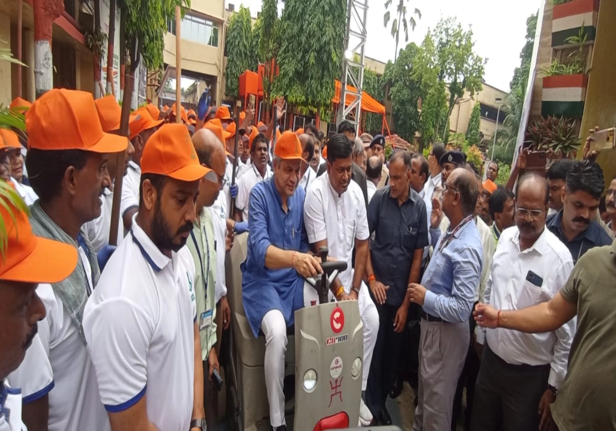 Union Minister Ashwini Vaishnaw dedicates extension of platforms at Sealdah station