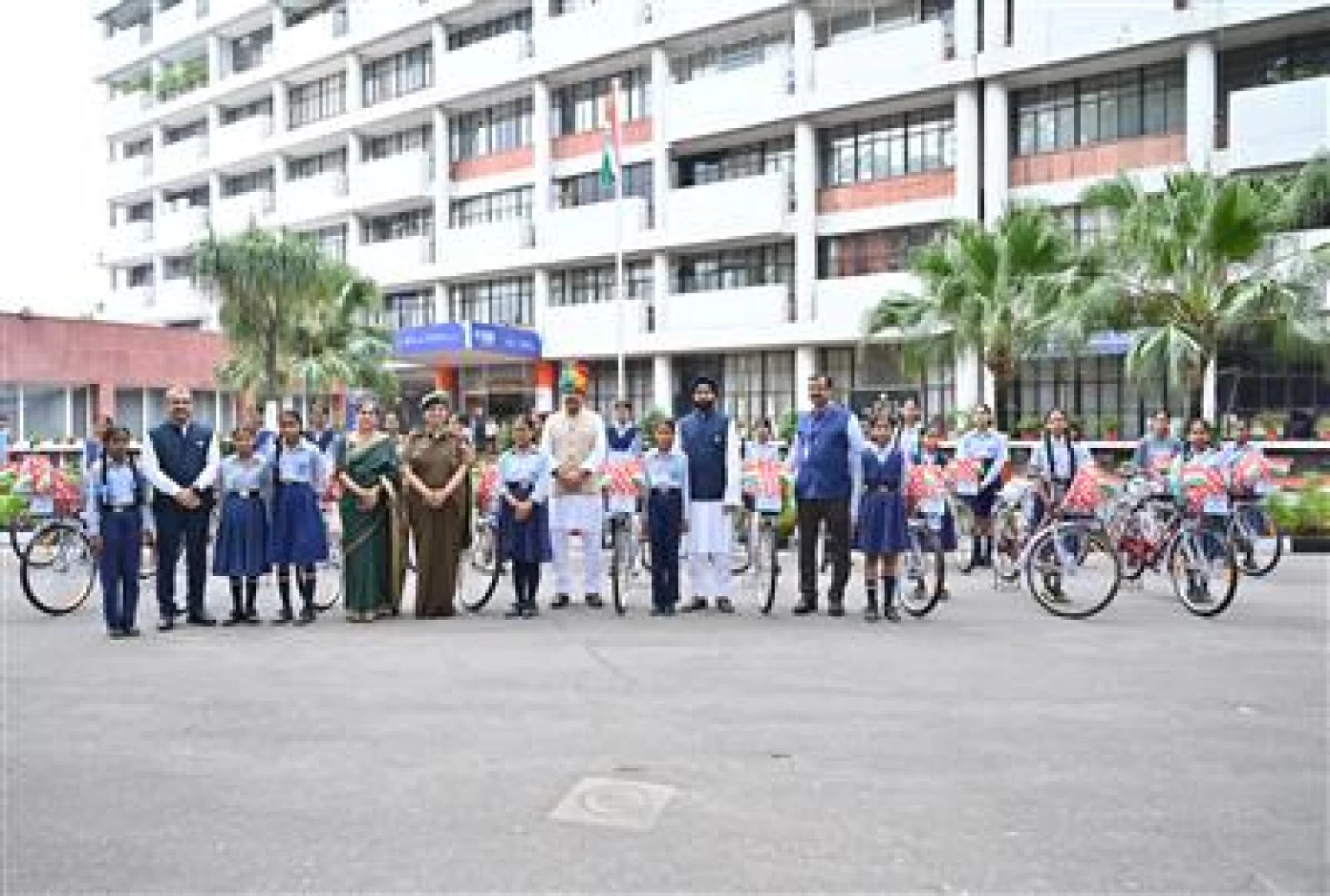 SBI Chandigarh marks Independence Day with 25 bicycles for girl students