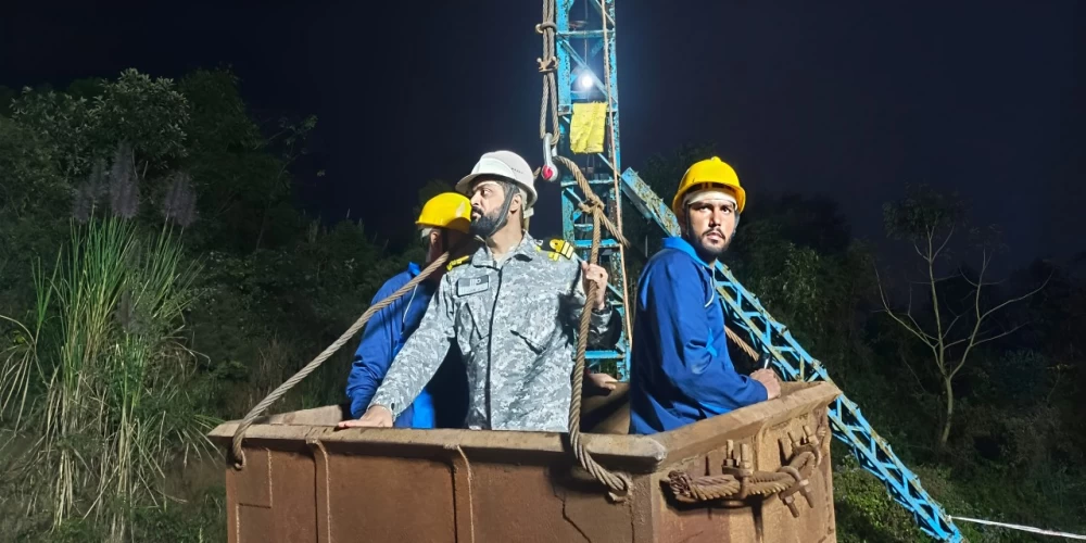 Indian Navy team deployed to assist in rescue of miners trapped in Umrangso, Assam Indian Navy team deployed to assist in rescue of miners trapped in Umrangso, Assam