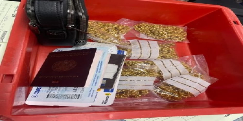 CISF spoils gold smugglers’ party of 4.7 kgs gold at IGI Airport CISF spoils gold smugglers’ party of 4.7 kgs gold at IGI Airport