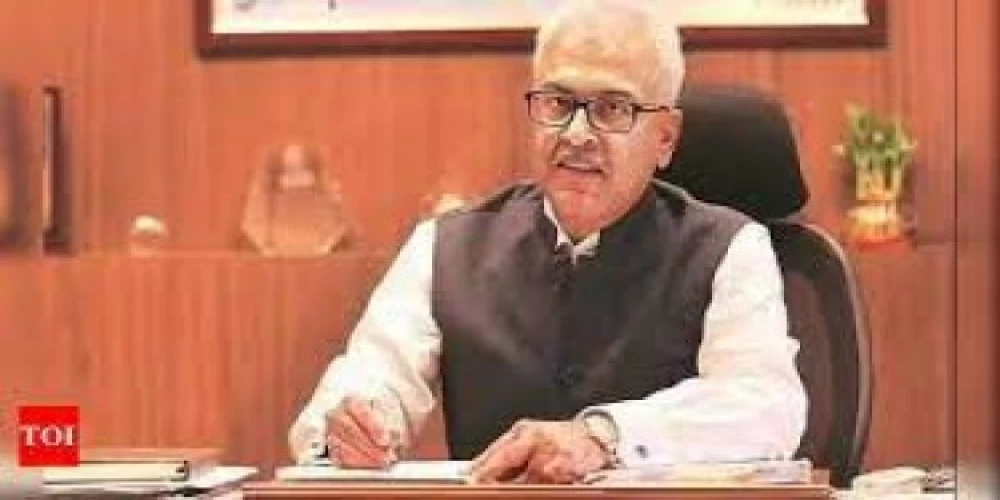 Centre gives one-year extension to Home Secretary Centre gives one-year extension to Home Secretary