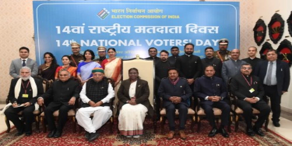 President Droupadi Murmu presents Best Electoral Practices Awards for 2023 President Droupadi Murmu presents Best Electoral Practices Awards for 2023