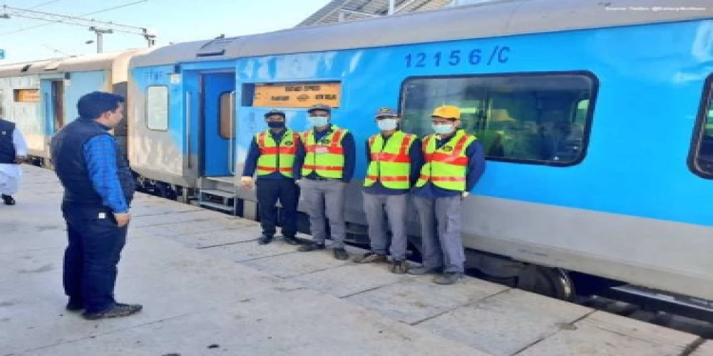 Naidu lauds Indian Railways for its role in combating Covid-19 crisis Naidu lauds Indian Railways for its role in combating Covid-19 crisis
