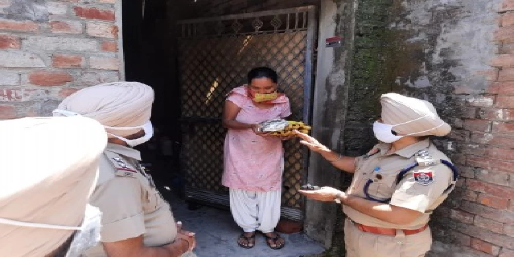 Cops in Punjab deliver free meals to Covid-19 hit families at their doorsteps Cops in Punjab deliver free meals to Covid-19 hit families at their doorsteps