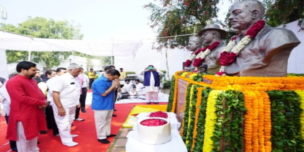 Together we have to build India that our freedom fighters dreamt of: Arvind Kejriwal Together we have to build India that our freedom fighters dreamt of: Arvind Kejriwal