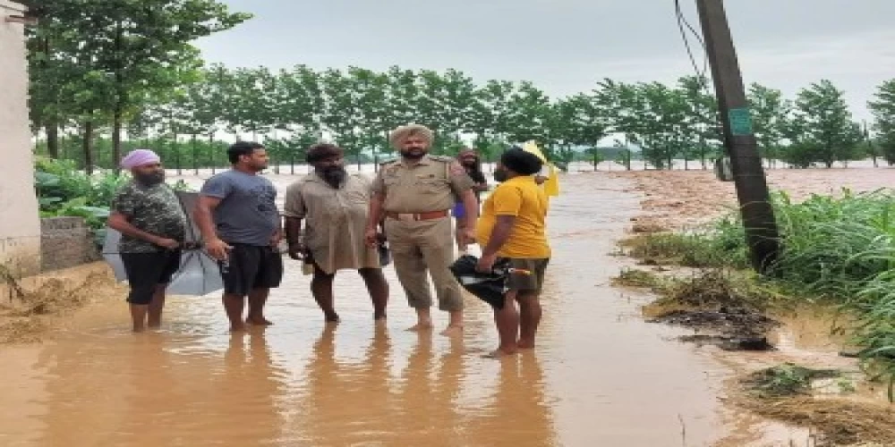 Punjab Police along with NDRF, SDRF and Army intensify rescue operations in flood hit districts Punjab Police along with NDRF, SDRF and Army intensify rescue operations in flood hit districts