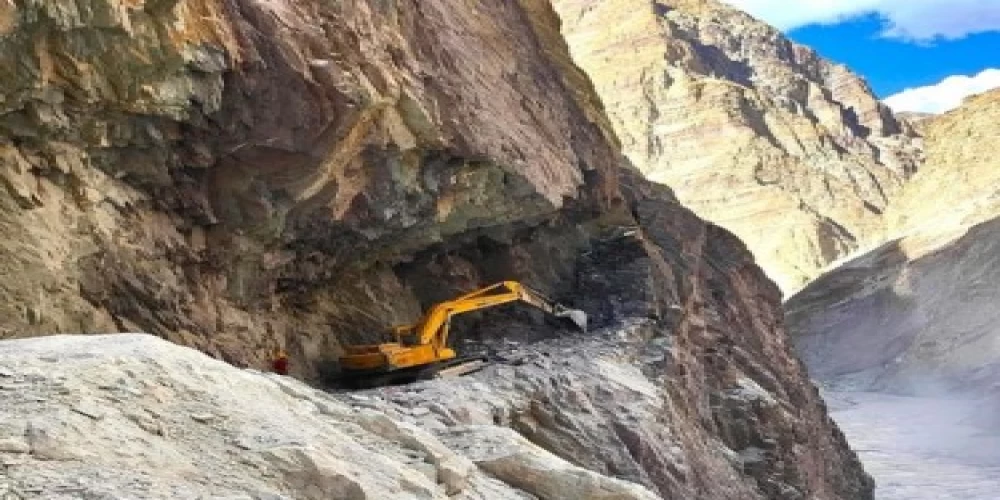 BRO connects strategic Nimmu-Padam-Darcha road in Ladakh BRO connects strategic Nimmu-Padam-Darcha road in Ladakh