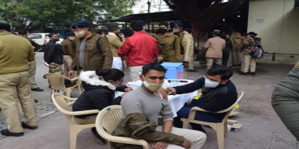 CISF personnel get booster dose of Covid-19 vaccine CISF personnel get booster dose of Covid-19 vaccine