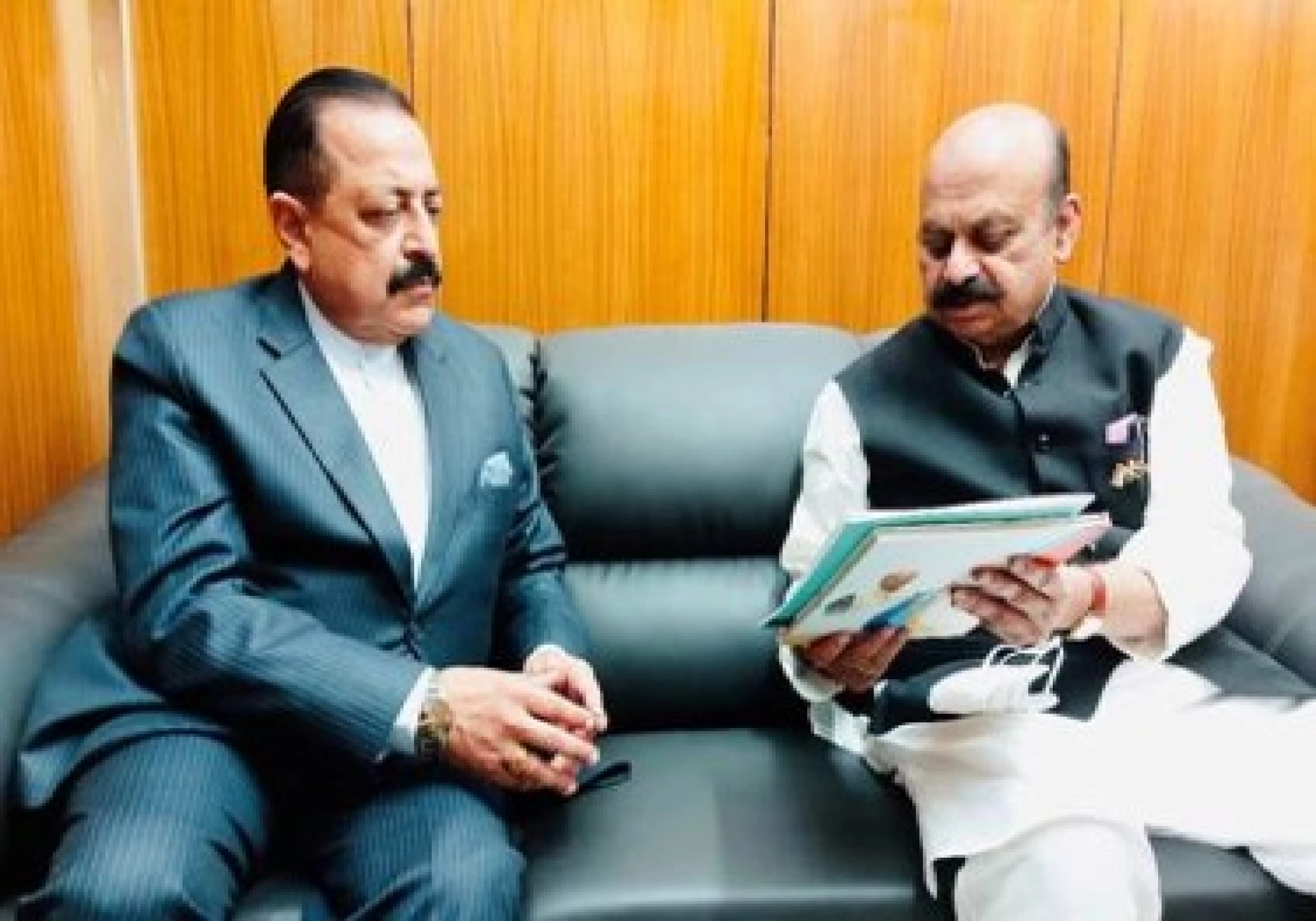 Karnataka CM calls on Union Minister Dr Jitendra Singh, discusses administrative issues