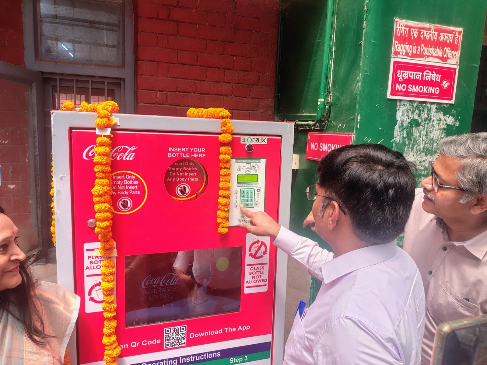 MCD sets up plastic bottle crushing machine at Atmaram Sanatan Dharam College