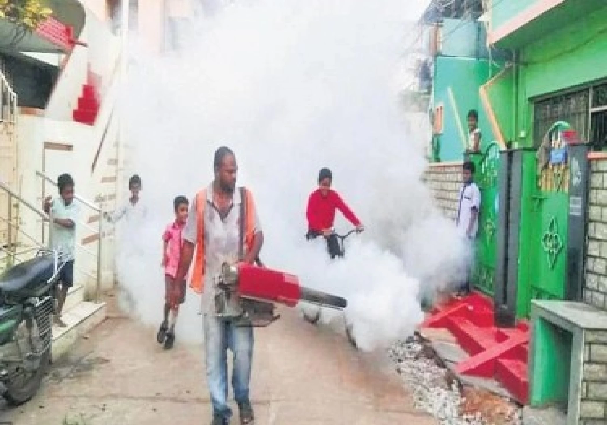 Guntur Municipal Commissioner takes challenges posed by Cyclone Michaung head on; massive cleanliness drive launched