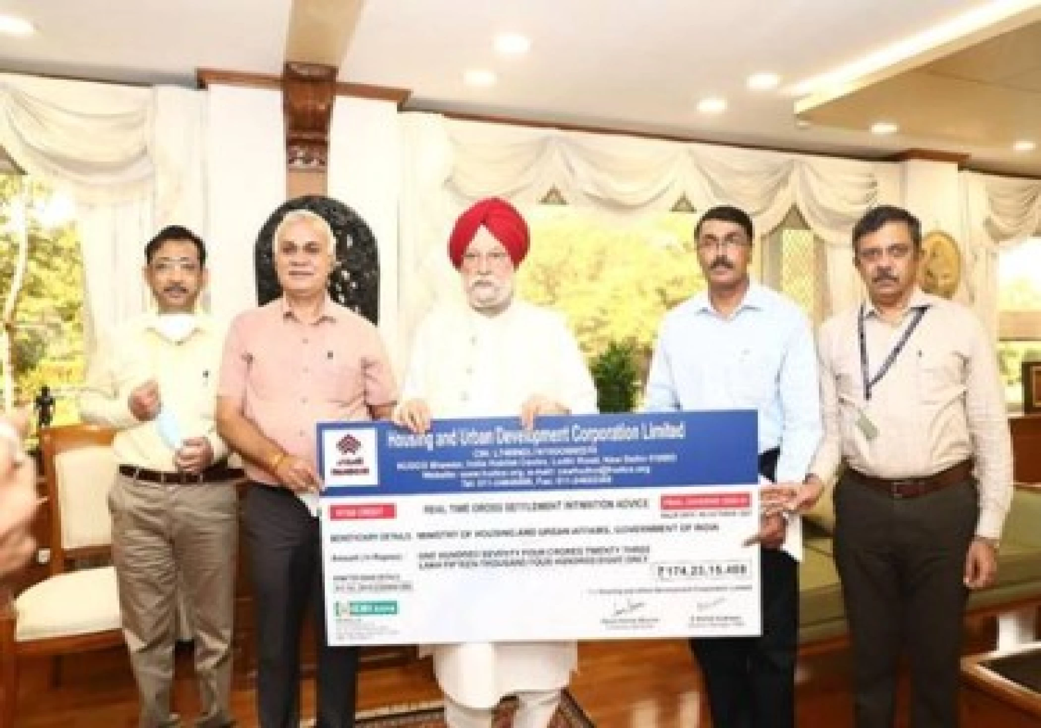 HUDCO hands over a cheque of Rs 174.23 crore as final dividend to Minister of Housing and Urban Affair